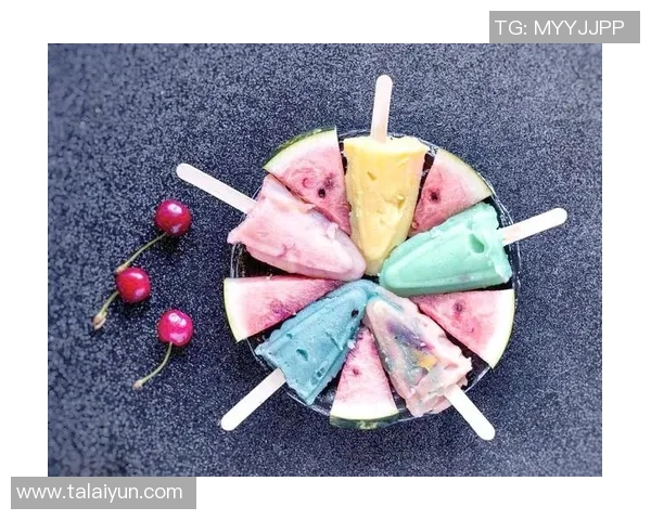 足球明星享受夏日清凉时光与冰淇淋的甜蜜瞬间